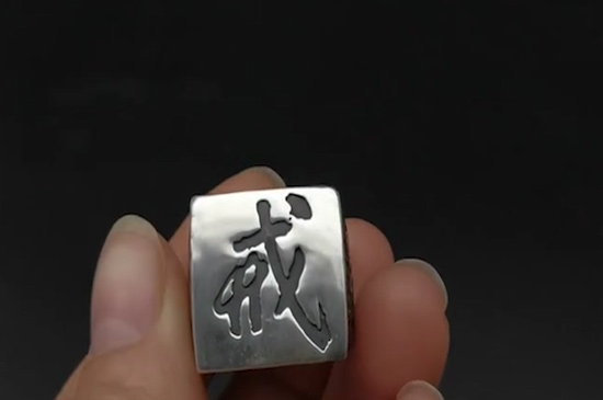 男生无名指戴戒指是什么意思