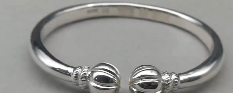 女生戴银镯子戴哪只手上