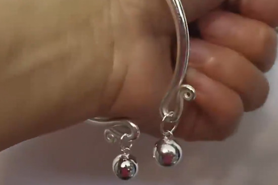 女生戴银镯子戴哪只手上