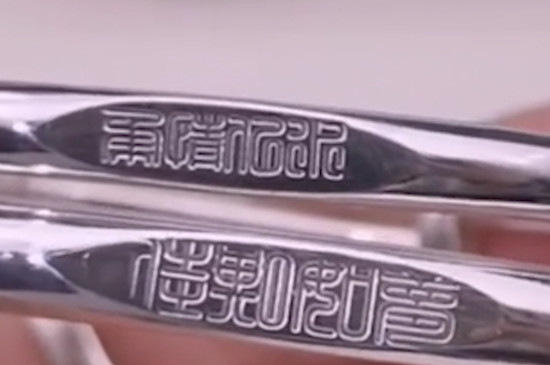 女生戴银镯子戴哪只手上