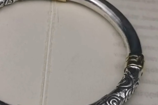 银手镯带手上手变黑怎么回事