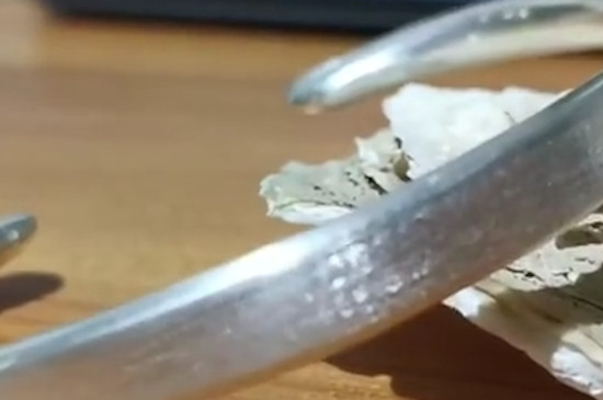 银手镯带手上手变黑怎么回事