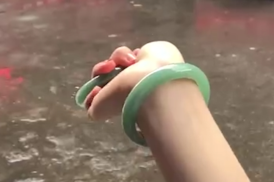 翡翠镯子怎么戴才会越来越透呢？