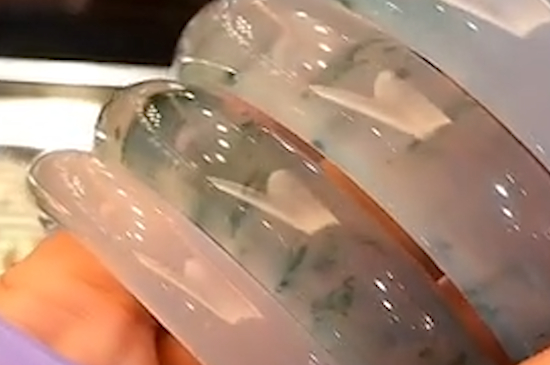 翡翠镯子怎么戴才会越来越透呢？