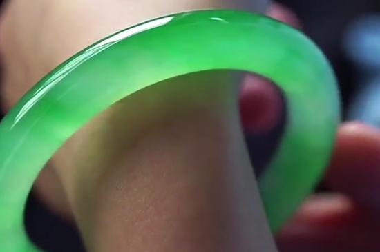 翡翠手镯怎么挑 翡翠手镯怎么看水头