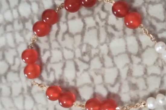 红玛瑙手链戴哪只手