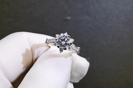 戴戒指的含义 女生双手