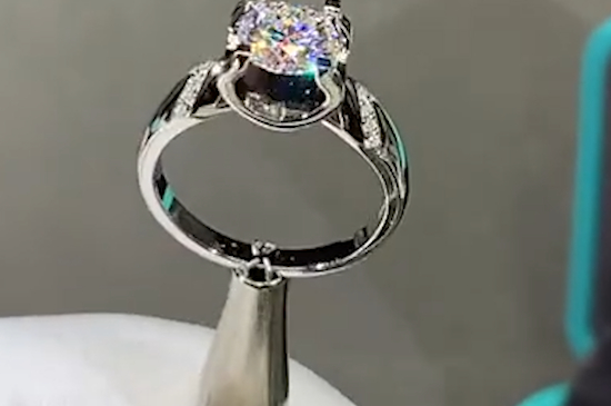 戴戒指的含义 女生双手