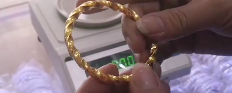 黄金手链应该带左手还是右手