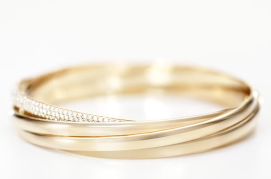 黄金手链应该带左手还是右手