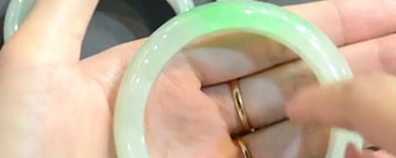 翡翠镯子和玉镯子区别