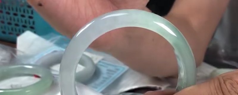 戴翡翠玉镯有什么好处