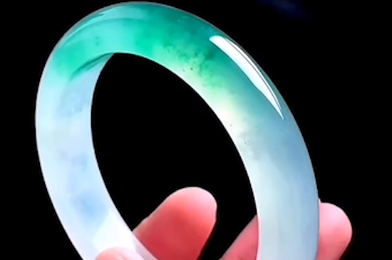 戴翡翠玉镯有什么好处