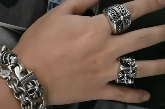 女生右手无名指戴戒指是什么意思