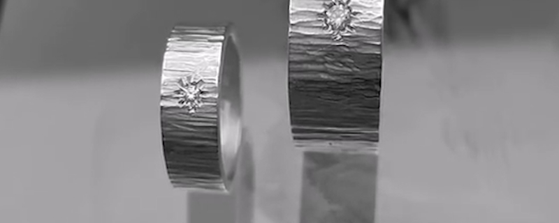 男生右手小拇指戴戒指什么意思