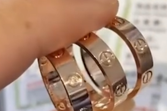 男生右手小拇指戴戒指什么意思