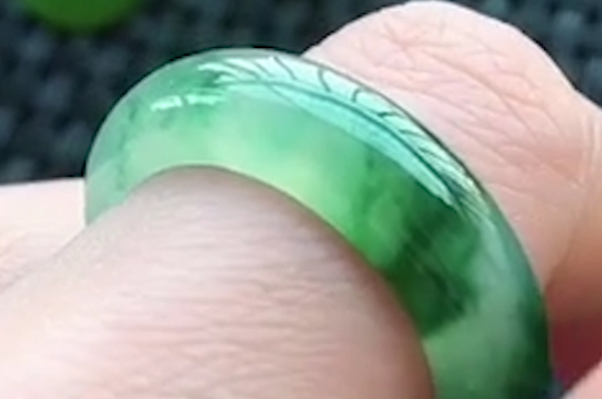 已婚男士戒指一般是戴在哪个手的哪个手指上的呀