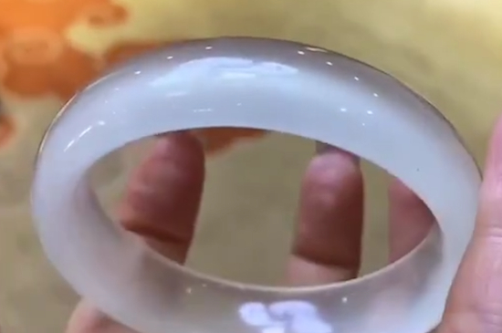 翡翠玉镯怎么选圈口