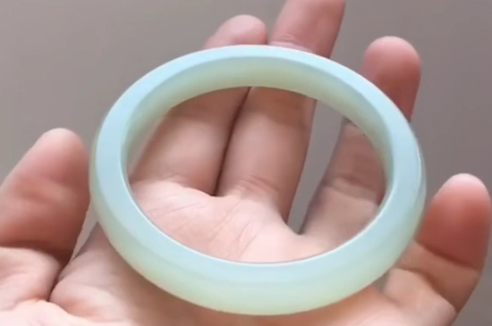 翡翠玉镯怎么选圈口