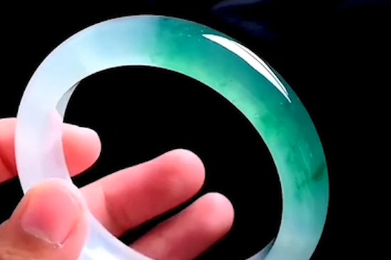 如何挑翡翠手镯