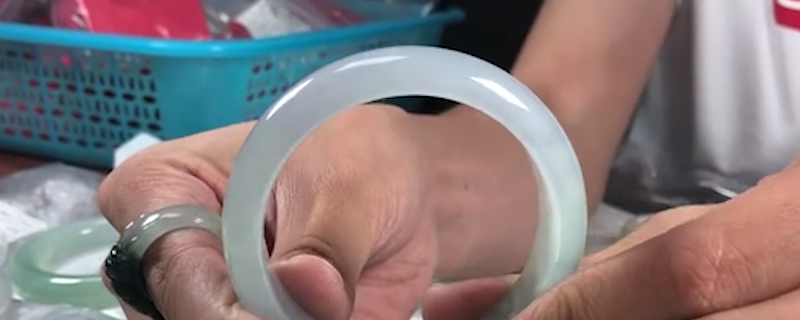 怎样用紫光灯鉴别翡翠