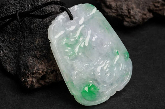 注色翡翠的鉴别方法紫光灯