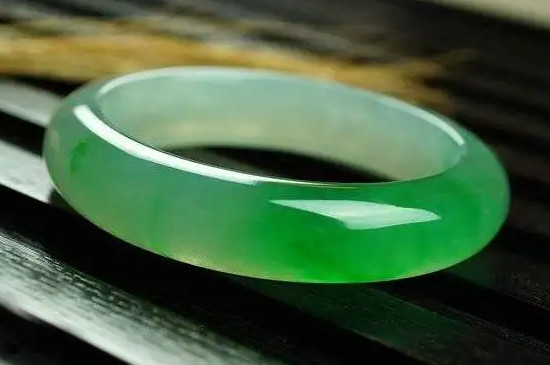 酸洗的翡翠镯子对身体怎样