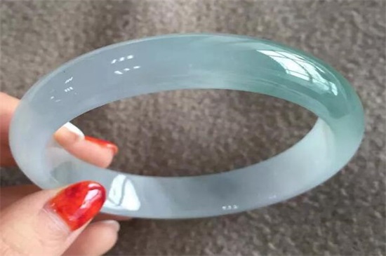 女人戴翡翠手镯的寓意