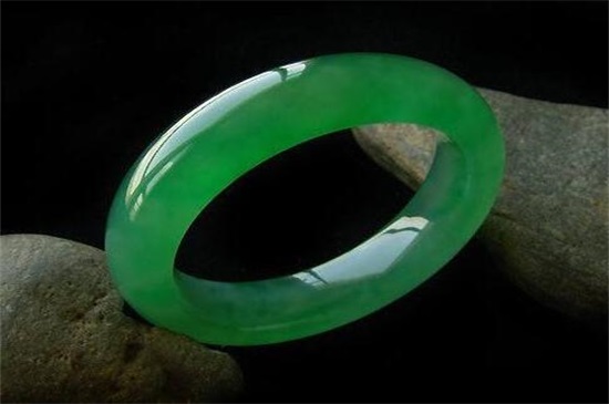 女人戴翡翠手镯的寓意