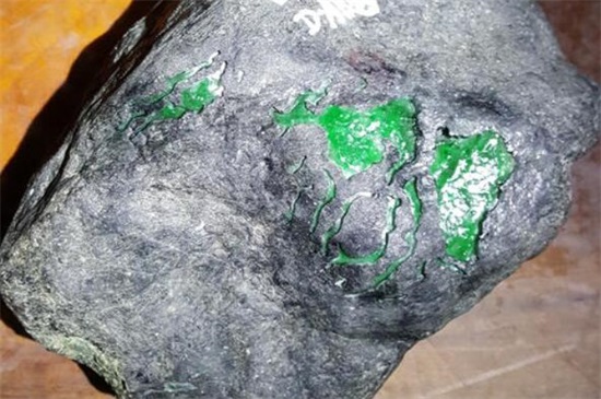 莫湾基翡翠原石特点