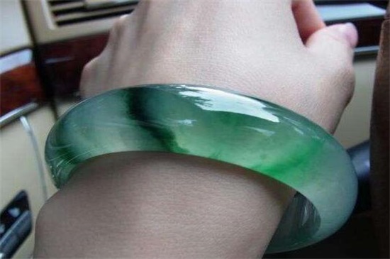 怎样挑选翡翠手镯