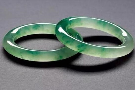 怎样选翡翠手镯