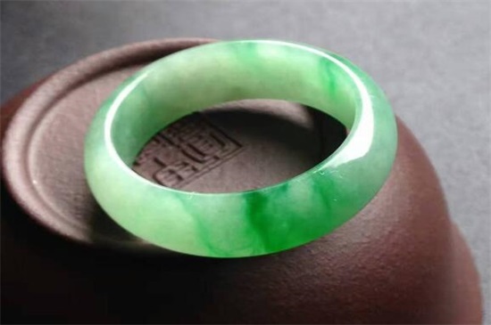 怎样选翡翠手镯