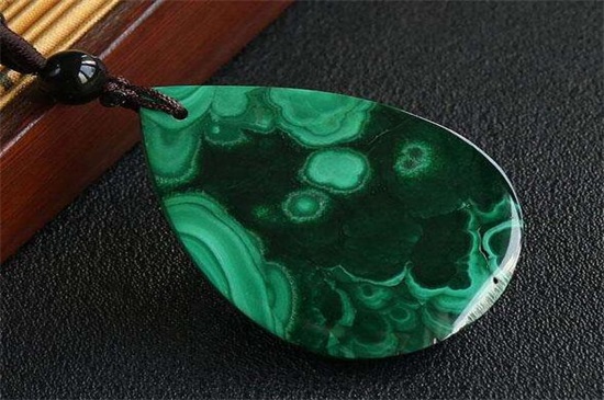 女性适宜佩戴孔雀石