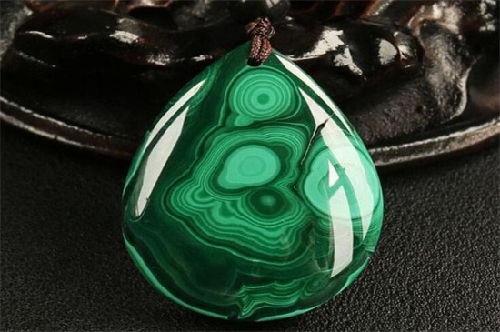 女性适宜佩戴孔雀石