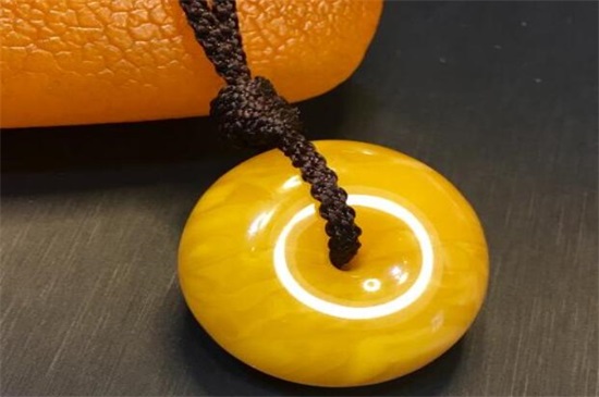 琥珀就是松脂球对吗