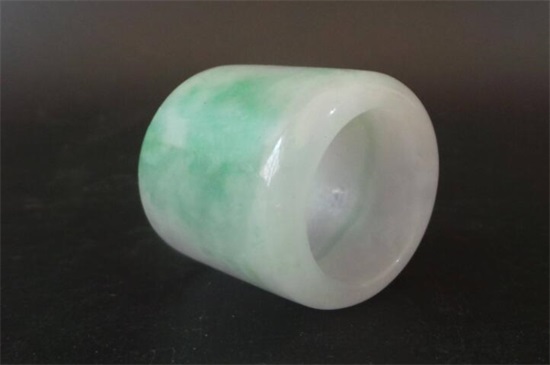 a货翡翠为什么有紫光反应