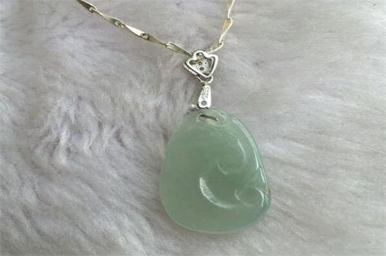 翡翠豆荚吊坠的寓意是什么