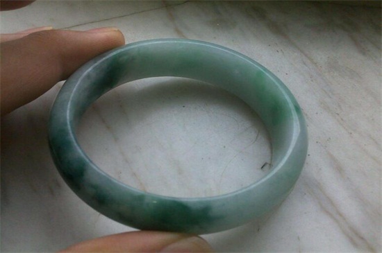 合成翡翠手镯和天然怎么分辨