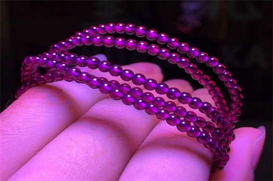 石榴石会越带越亮吗