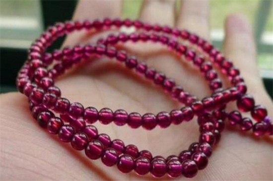 石榴石配黄金貔貅寓意