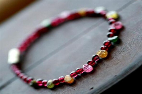 送石榴石的寓意