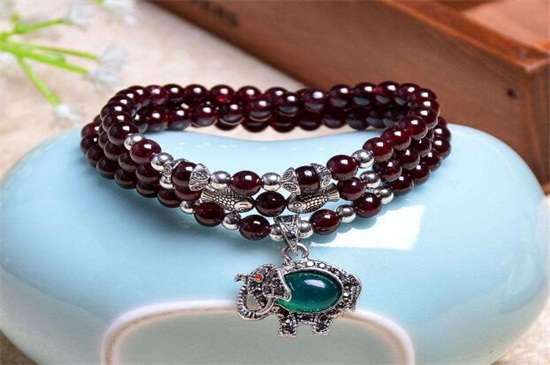 送石榴石的寓意