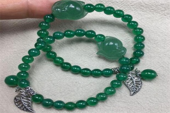 东陵玉手镯和佘太翠手镯哪个好