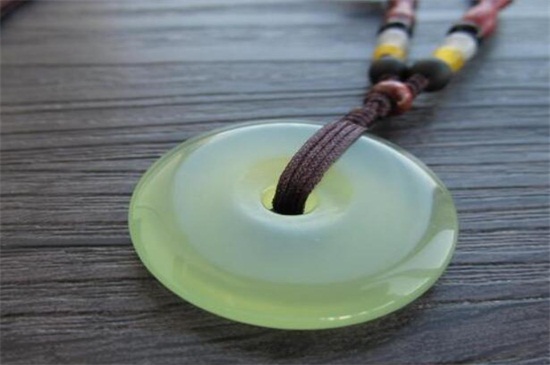 石英岩和翡翠的区别