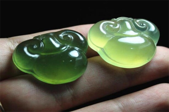 岫岩玉和翡翠的区别