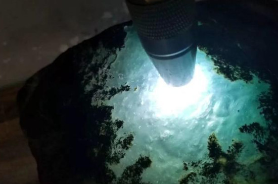 翡翠莫西沙料和木那料的区别