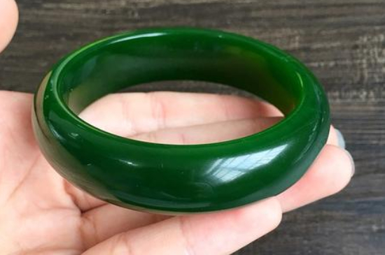 和田玉手镯和翡翠手镯哪个好