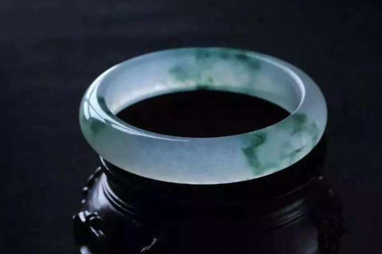 翡翠镯子有裂纹会断吗