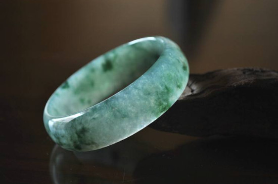 翡翠手镯里面有冰晶正常么